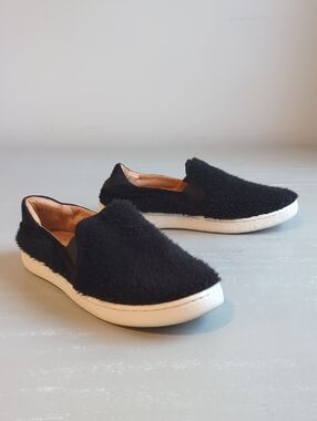 UGG Ricci Slip On Sneakers Fuzzy Black size 7